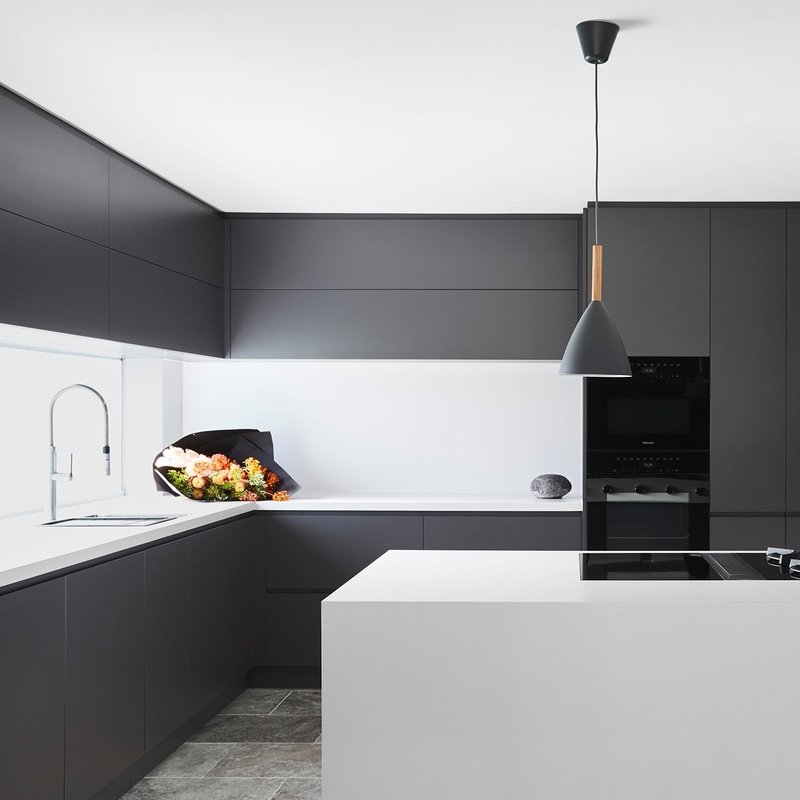 El armario de cocina de lujo de encargo de la melamina fijó al armario de cocina moderno del negro de la base de HMR