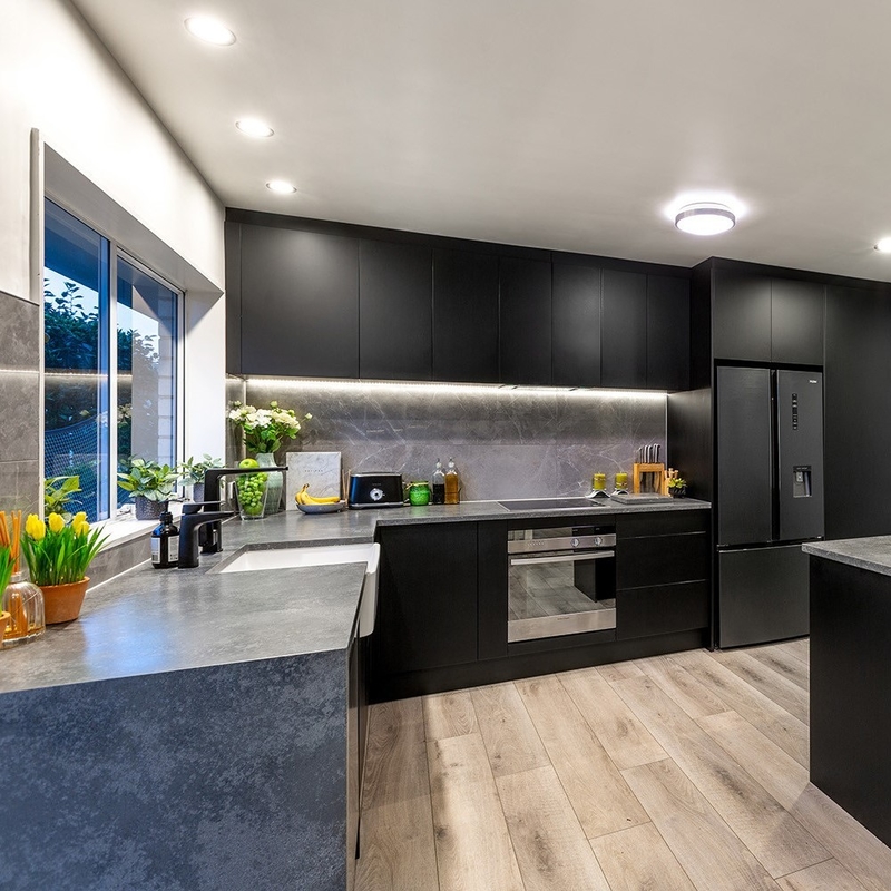 Sistema de madera sólido negro oscuro modular de lujo del armario de la cocina de las unidades en forma de L simples de la cocina