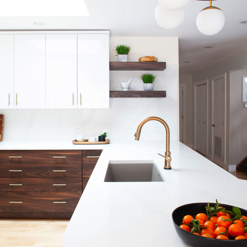 Pantalla plana blanca Matte Brown Timber Veneer del alto lustre de los gabinetes de Shaker Style Particle Board Kitchen