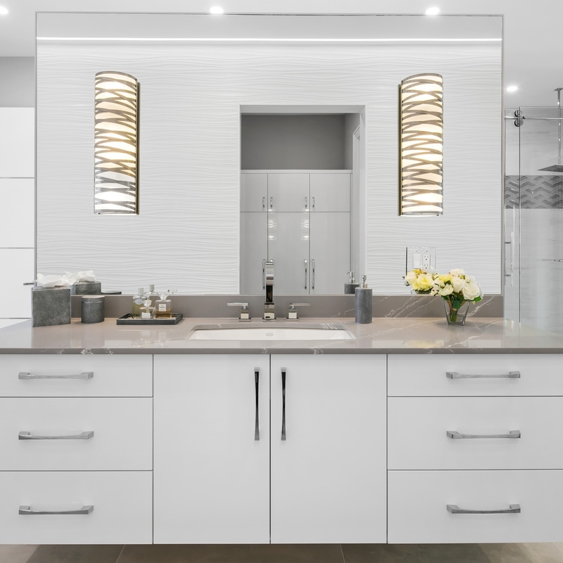 Laquee la vanidad de cerámica de pintura del cuarto de baño del lavabo con lustre del llano blanco montado en la pared del espejo alto