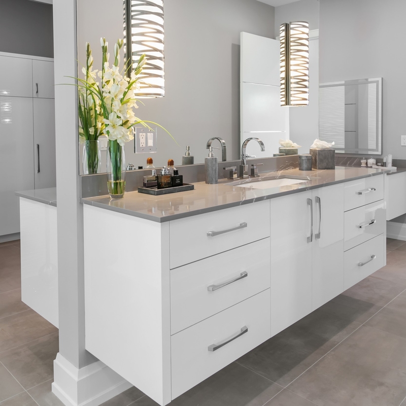 Laquee la vanidad de cerámica de pintura del cuarto de baño del lavabo con lustre del llano blanco montado en la pared del espejo alto