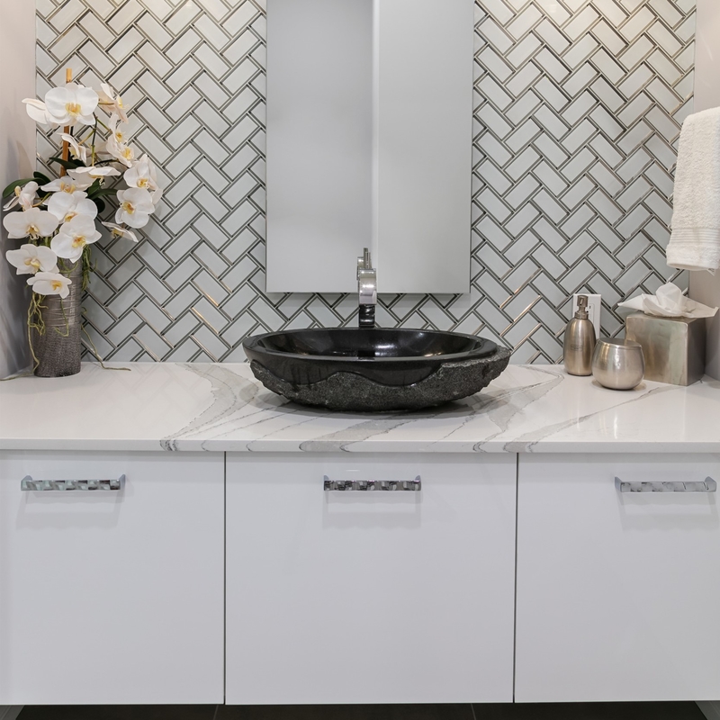 Laquee la vanidad de cerámica de pintura del cuarto de baño del lavabo con lustre del llano blanco montado en la pared del espejo alto