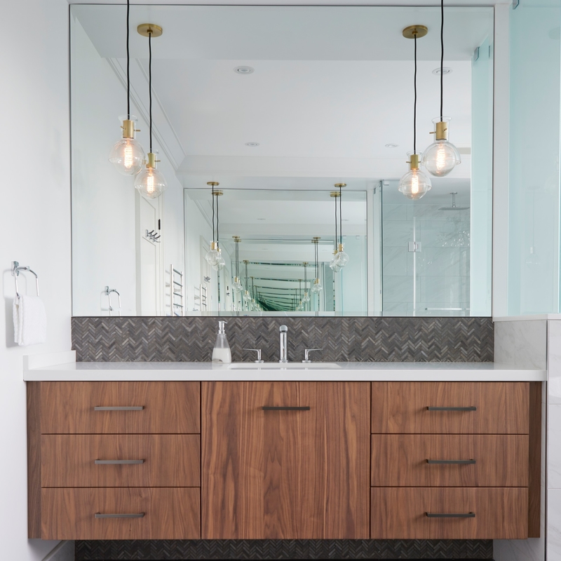 El cuarto de baño del espejo del rectángulo fija vanidad de lujo moderna del cuarto de baño del grano de la chapa de madera de la madera con el fregadero