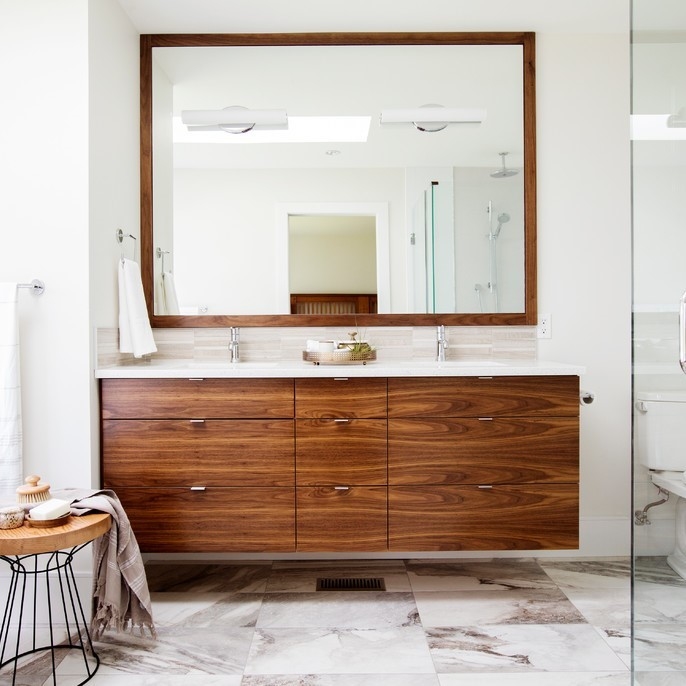 El cuarto de baño del espejo del rectángulo fija vanidad de lujo moderna del cuarto de baño del grano de la chapa de madera de la madera con el fregadero