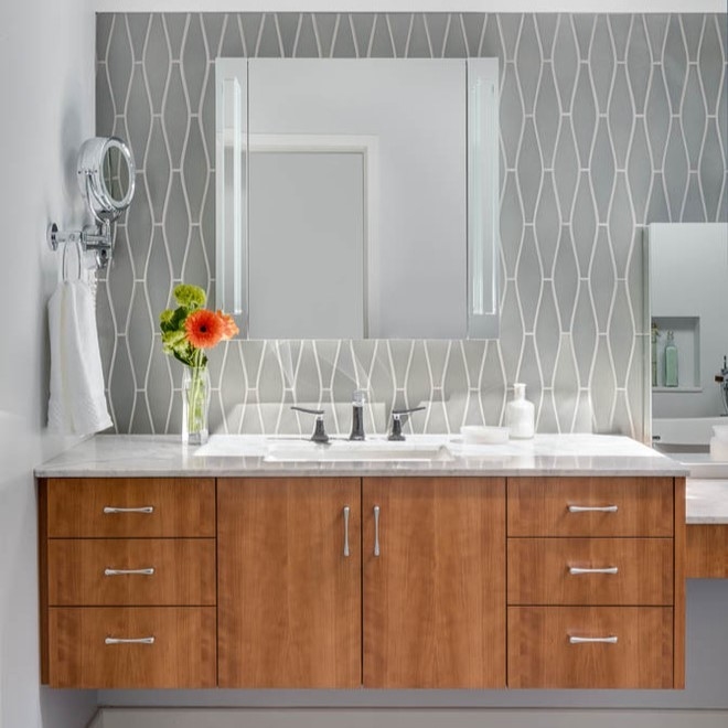 El cuarto de baño del espejo del rectángulo fija vanidad de lujo moderna del cuarto de baño del grano de la chapa de madera de la madera con el fregadero