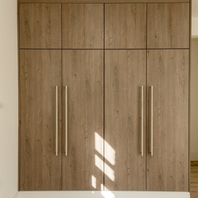 El guardarropa de madera de la puerta de oscilación de la melamina del grano cupo duplicado con las manijas de acero inoxidables
