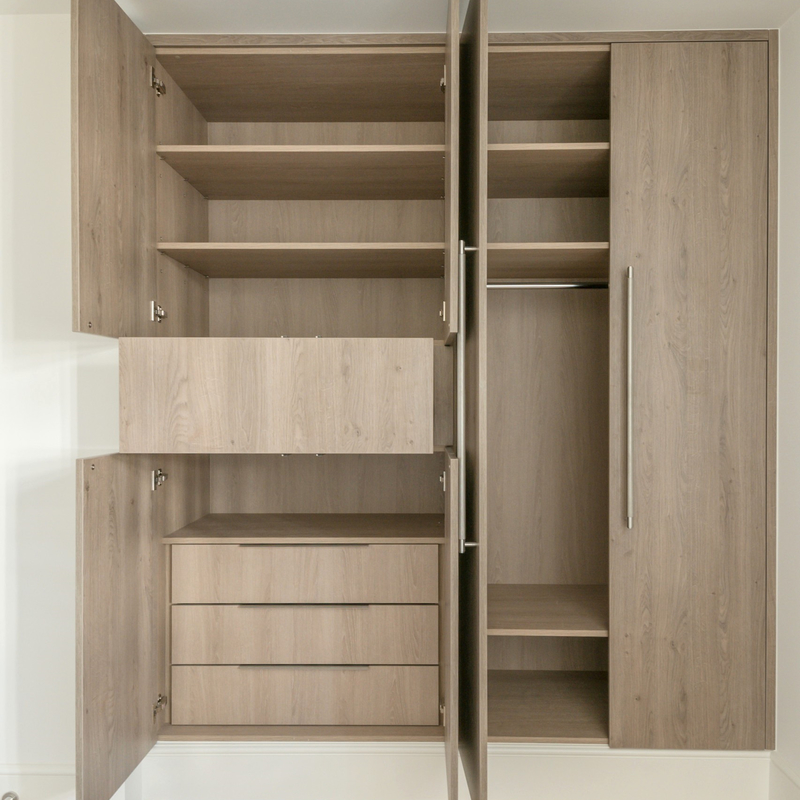 El guardarropa de madera de la puerta de oscilación de la melamina del grano cupo duplicado con las manijas de acero inoxidables