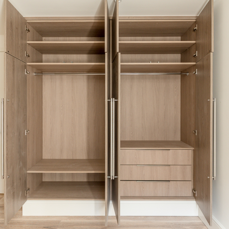 El guardarropa de madera de la puerta de oscilación de la melamina del grano cupo duplicado con las manijas de acero inoxidables