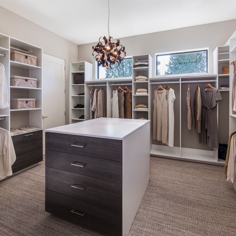 El multicolor de lujo moderno U forma el paseo del gabinete en el organizador Customized Melamine Bedroom
