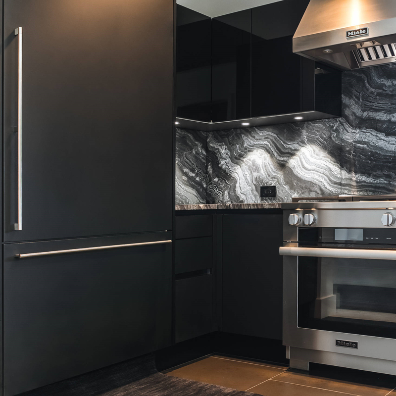 Muebles de madera negros en forma de 