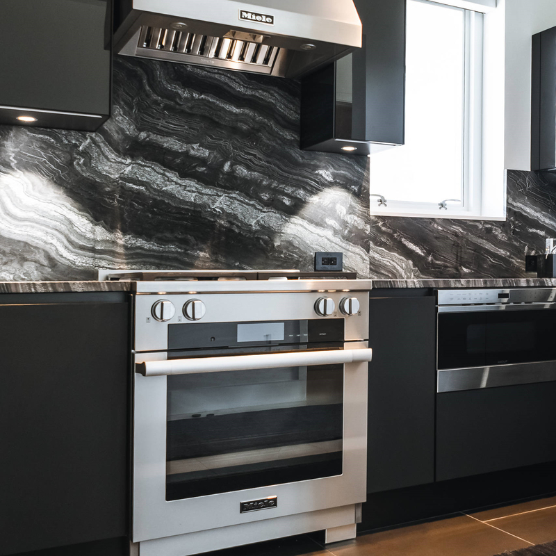 Muebles de madera negros en forma de 