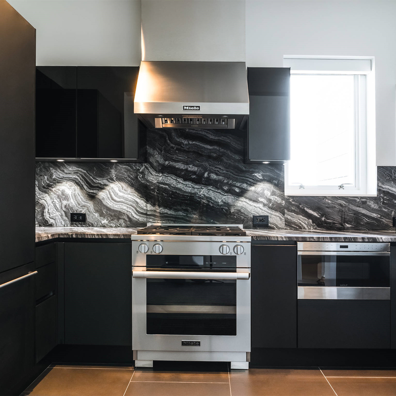 Muebles de madera negros en forma de 