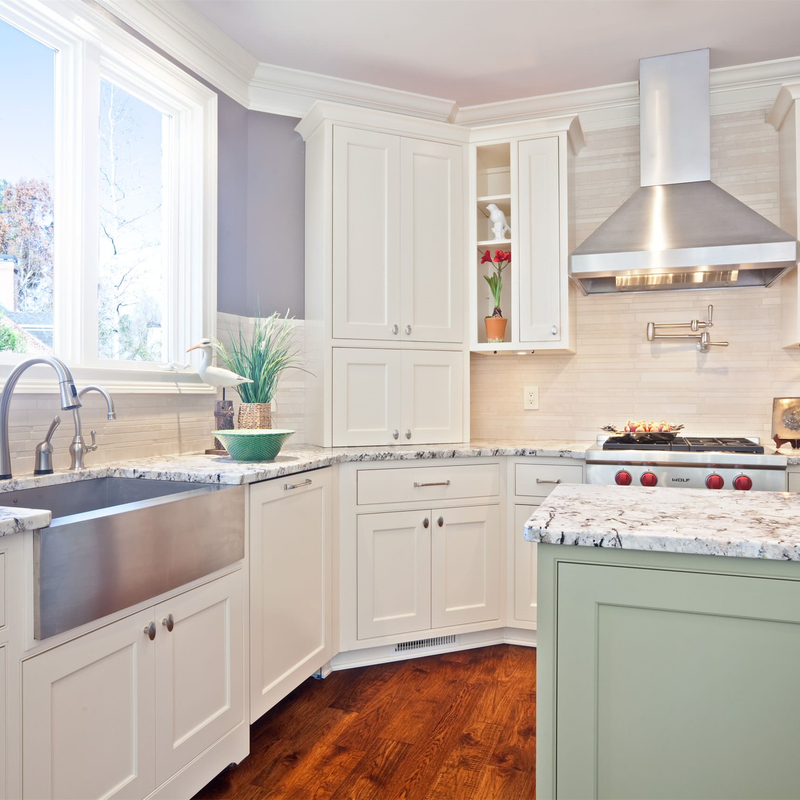 Gabinete de cocina blanco y verde del estilo de la coctelera de los muebles de la casa de la villa de la madera sólida de RTA con la encimera