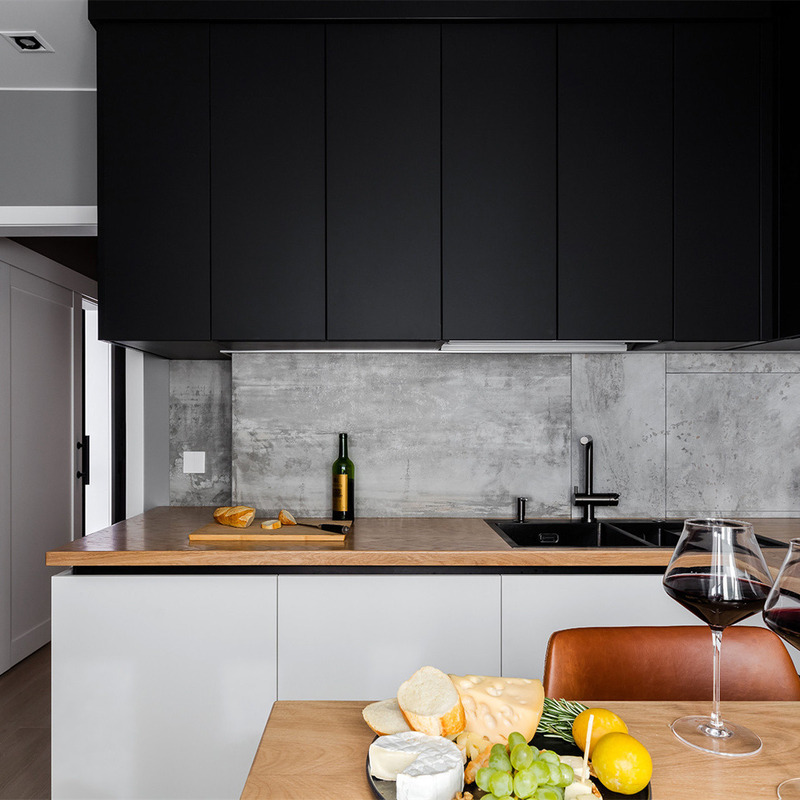 Gabinete de cocina de laca mate blanco y negro de panel plano todo en uno con manijas