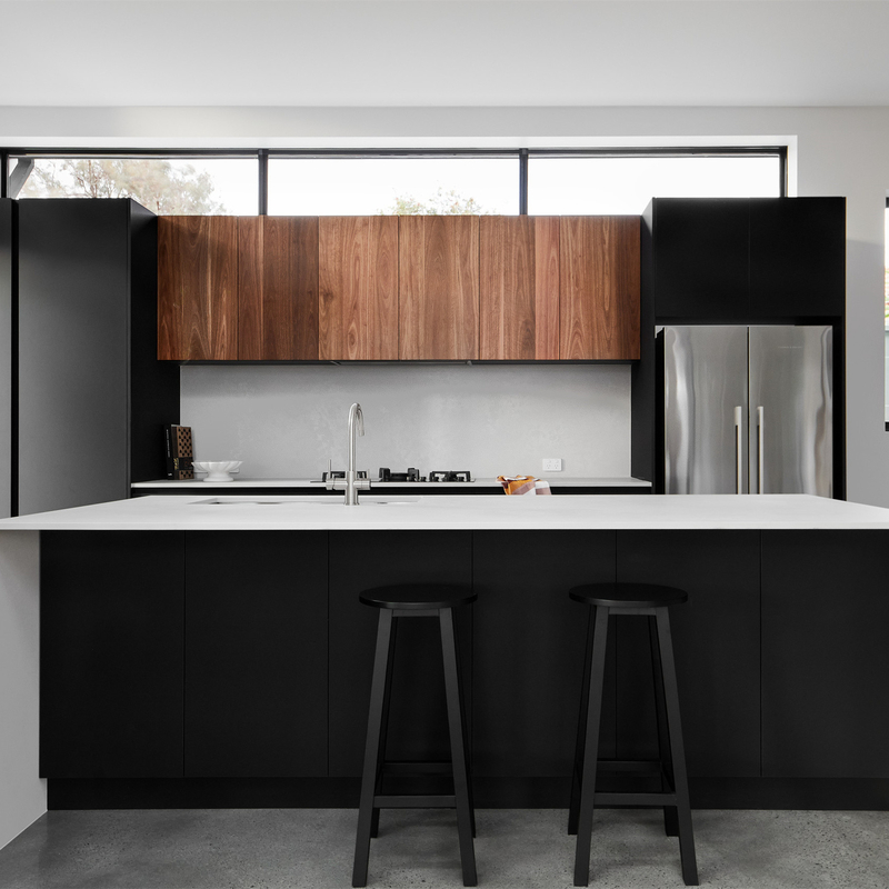 Gabinete de cocina de laca mate blanco y negro de panel plano todo en uno con manijas