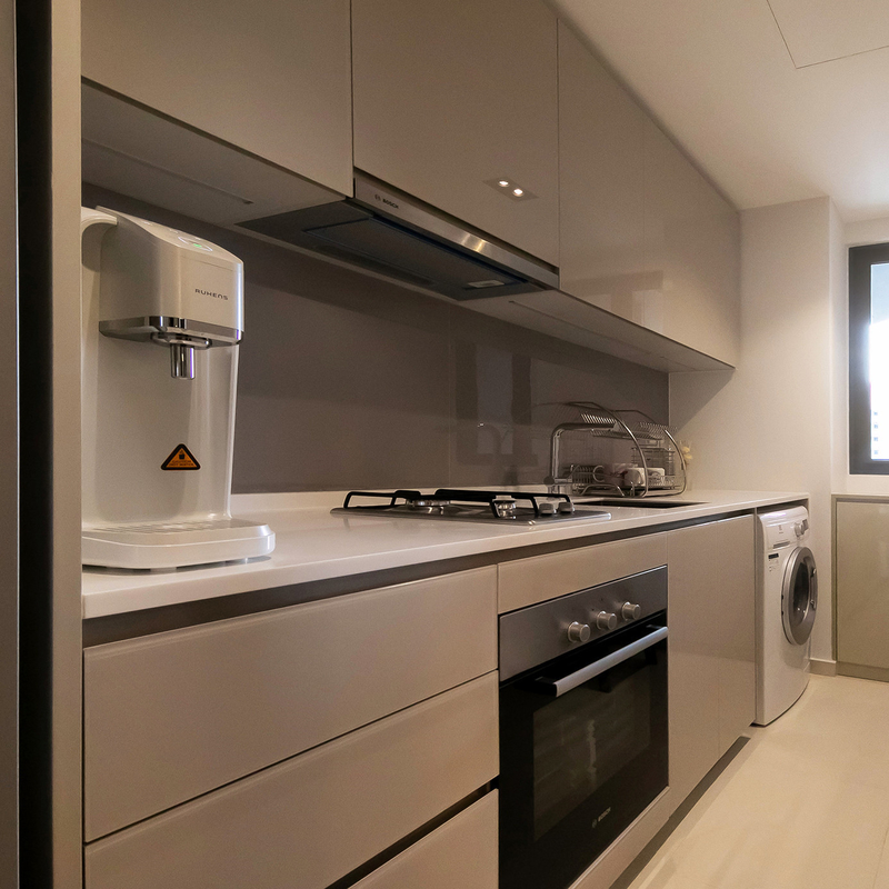 Conjunto de muebles de cocina lacados de alto brillo, cocina pequeña blanca y gris, cocina pequeña sin tiradores para el hogar