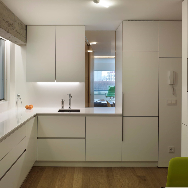 Conjunto de muebles de cocina lacados de alto brillo, cocina pequeña blanca y gris, cocina pequeña sin tiradores para el hogar