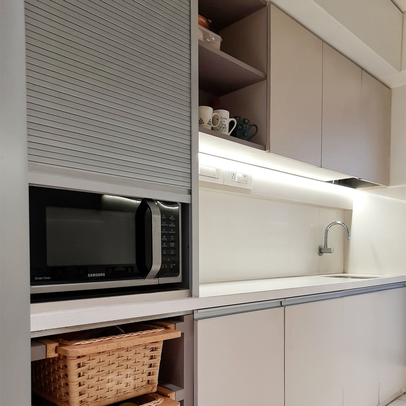 Conjunto de muebles de cocina lacados de alto brillo, cocina pequeña blanca y gris, cocina pequeña sin tiradores para el hogar