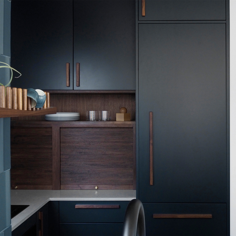 El espacio U de la reserva del diseño moderno del hotel forma la manija de madera Matte Lacquer Finish Cabinets azul marino de la pequeña cocina