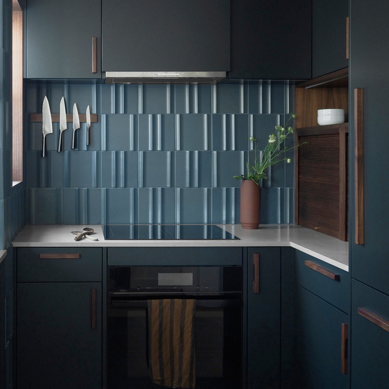 El espacio U de la reserva del diseño moderno del hotel forma la manija de madera Matte Lacquer Finish Cabinets azul marino de la pequeña cocina