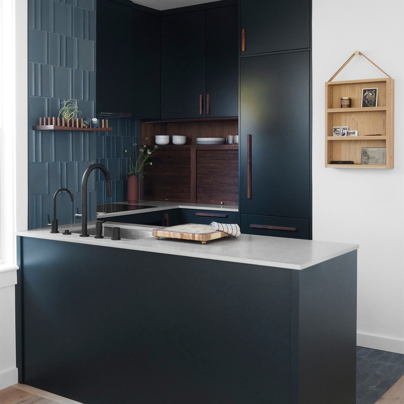 El espacio U de la reserva del diseño moderno del hotel forma la manija de madera Matte Lacquer Finish Cabinets azul marino de la pequeña cocina
