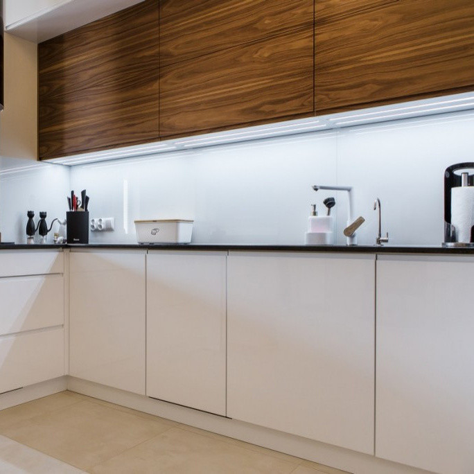 Grano de madera de la melamina del diseño moderno de las muestras libres el pequeño y el armario de cocina blanco fijaron completo