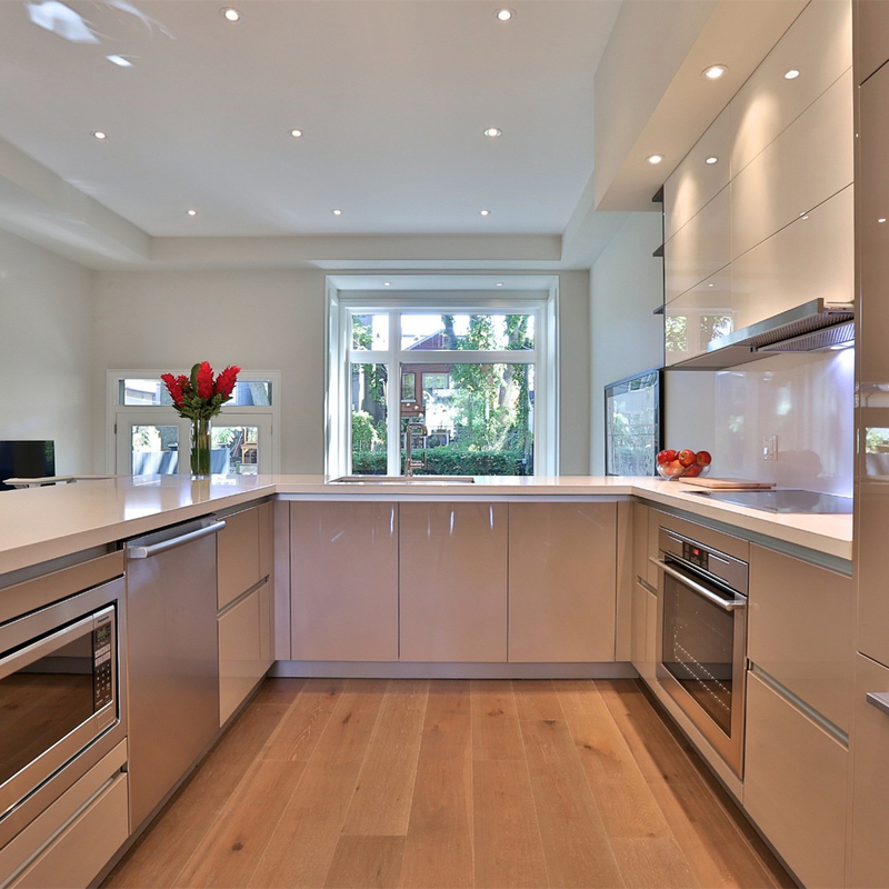 U forma alto blanco del lustre y al armario de cocina de la ejecución de Grey Lacquer Kitchen Furniture Wall con diseño Handless