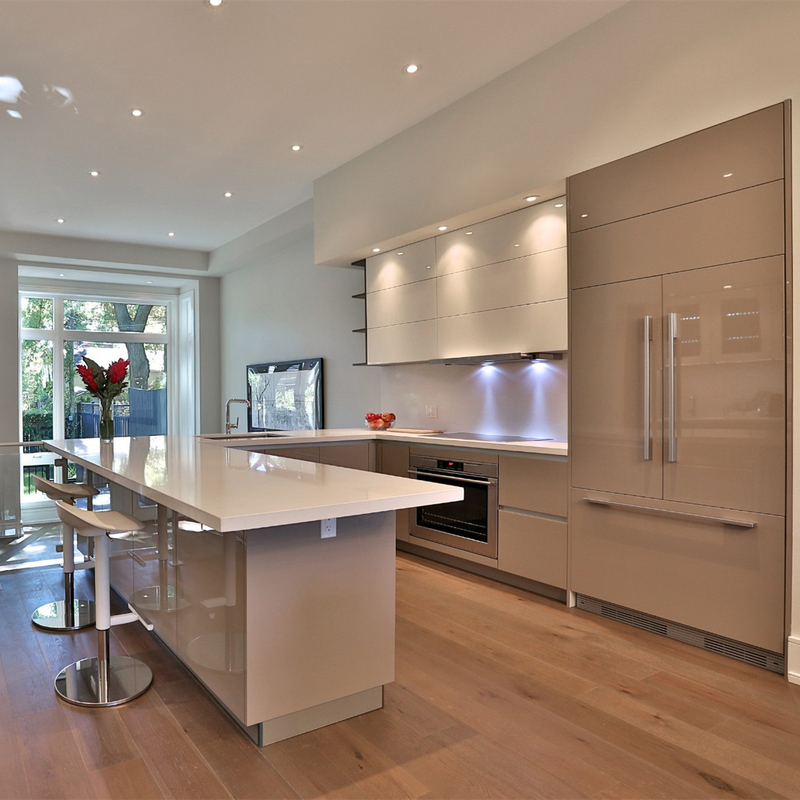 U forma alto blanco del lustre y al armario de cocina de la ejecución de Grey Lacquer Kitchen Furniture Wall con diseño Handless
