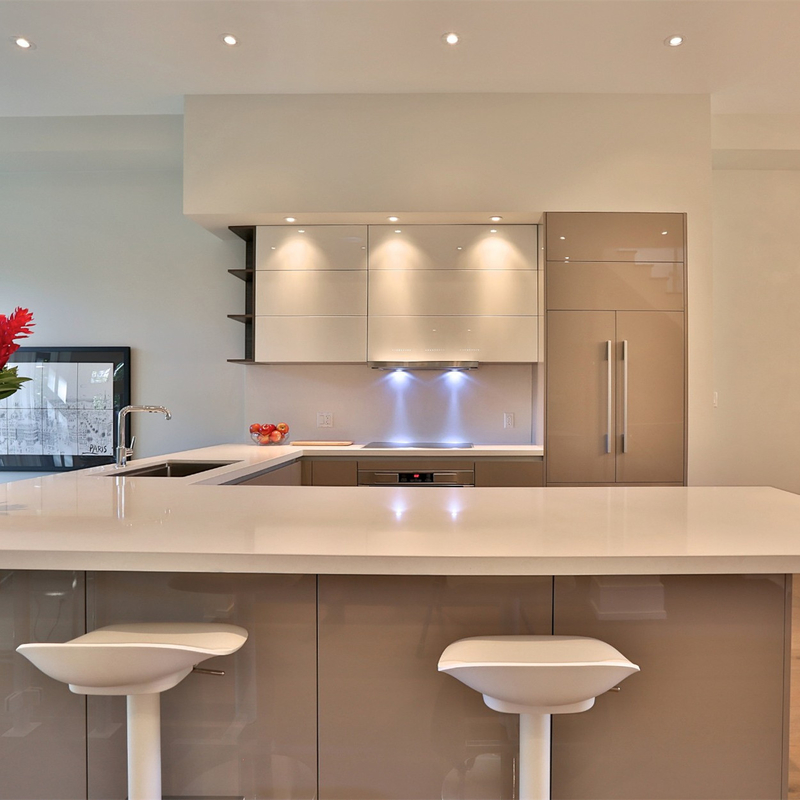 U forma alto blanco del lustre y al armario de cocina de la ejecución de Grey Lacquer Kitchen Furniture Wall con diseño Handless