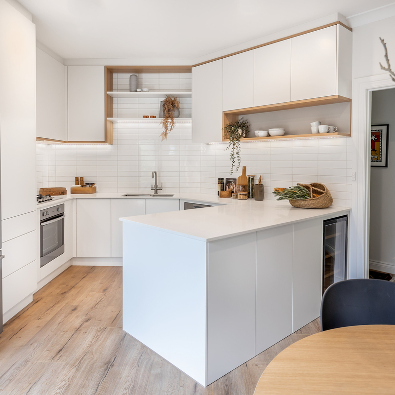 U forma a los armarios de cocina de Matte White Melamine Small Modular con el diseño Handless para el apartamento