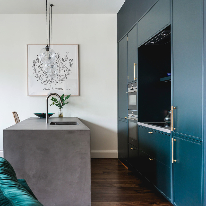 Los armarios aumentados azules modificados para requisitos particulares de la cocina de la puerta del diseño arrinconan los gabinetes de pared con la isla