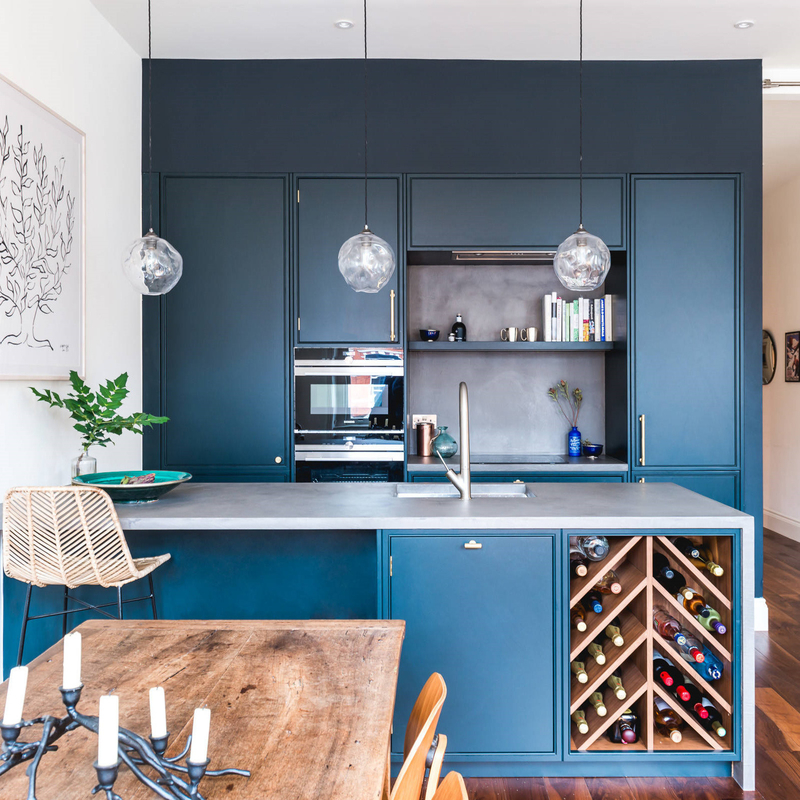 Los armarios aumentados azules modificados para requisitos particulares de la cocina de la puerta del diseño arrinconan los gabinetes de pared con la isla